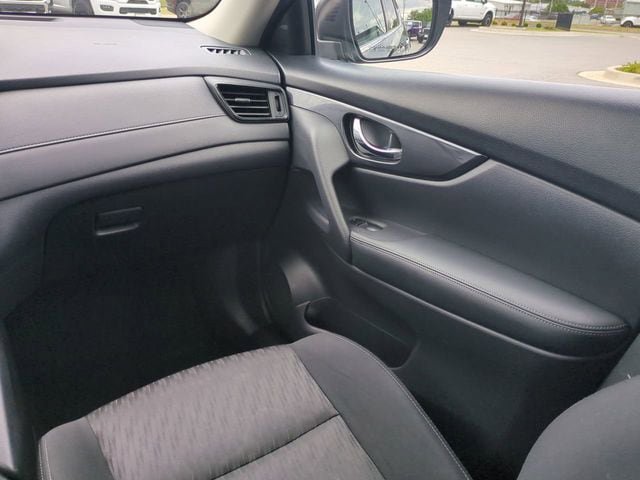 Used 2018 Nissan Rogue SV FWD image 17