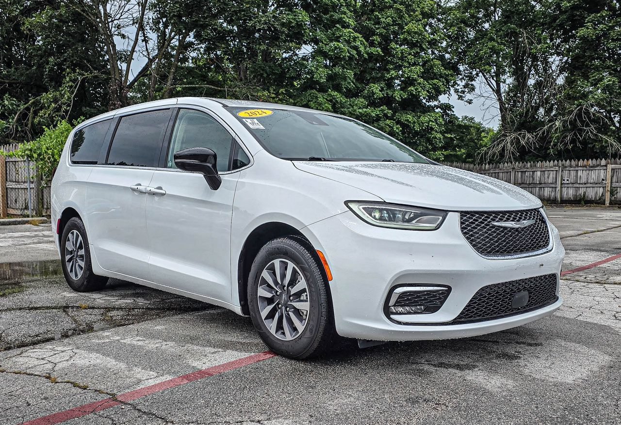 Used 2024 Chrysler Pacifica Limited FWD image 1
