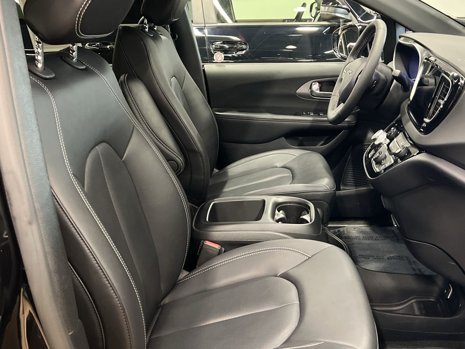 Used 2025 Chrysler Pacifica Select FWD image 24
