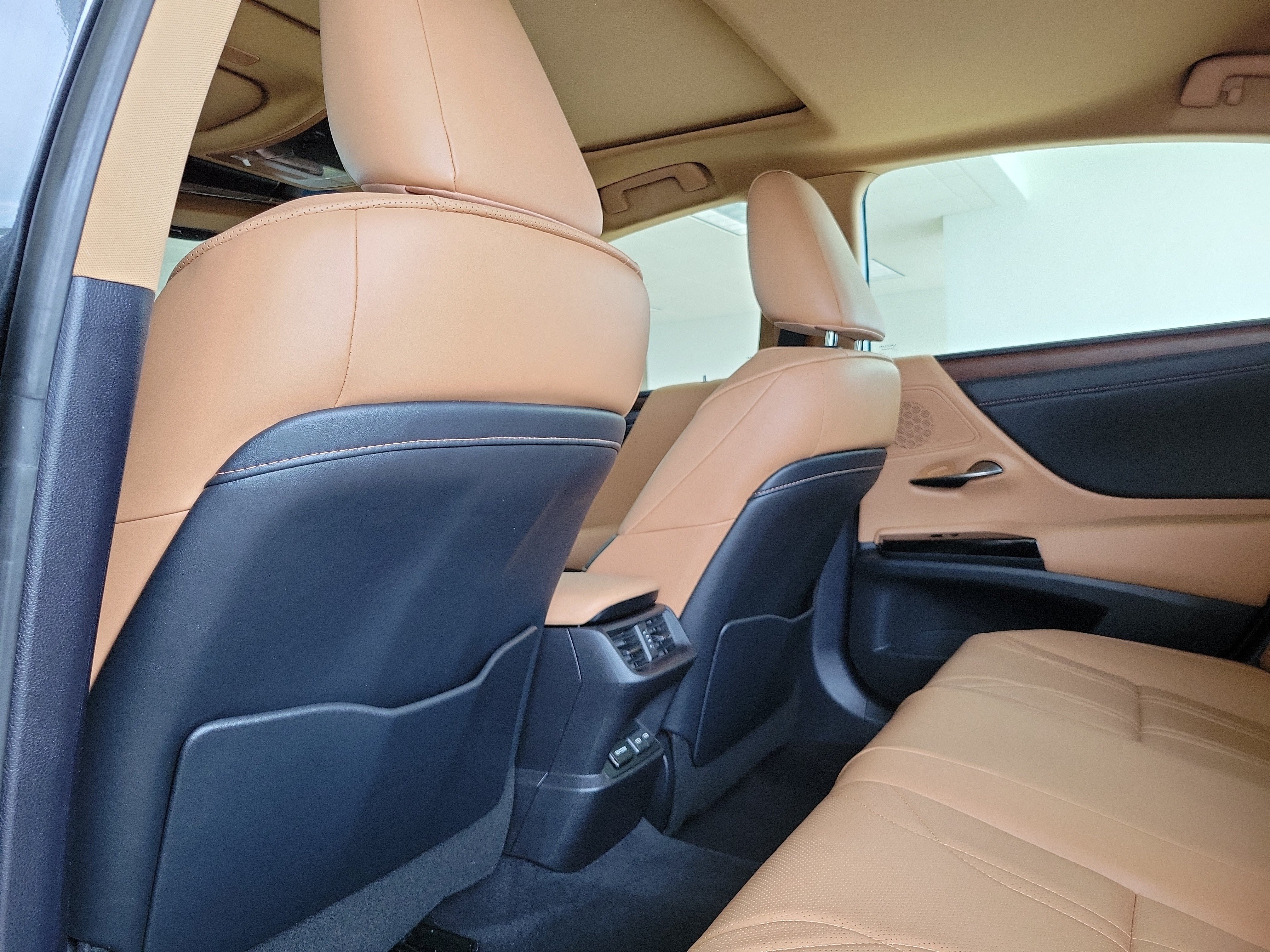 Used 2024 Lexus ES 300h w/ Technology Package FWD image 15