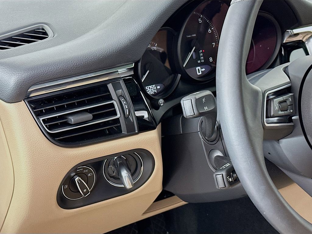 Used 2025 Porsche Macan image 11