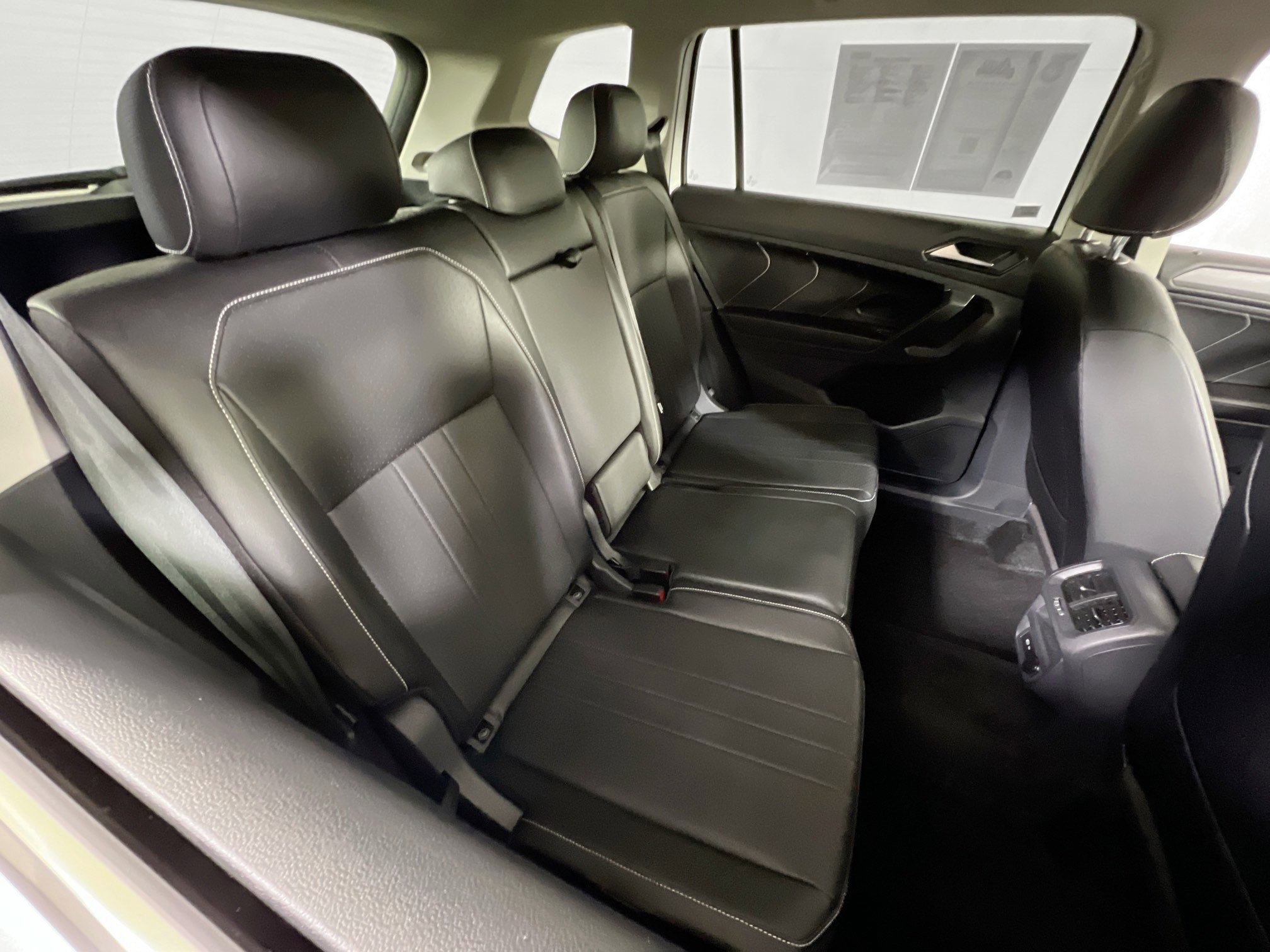 Used 2023 Volkswagen Tiguan SE AWD/4WD image 25