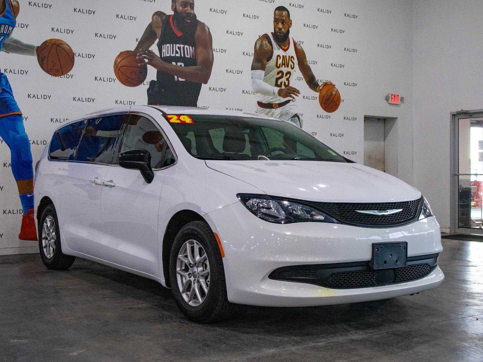 Used 2024 Chrysler Voyager LX FWD image 18