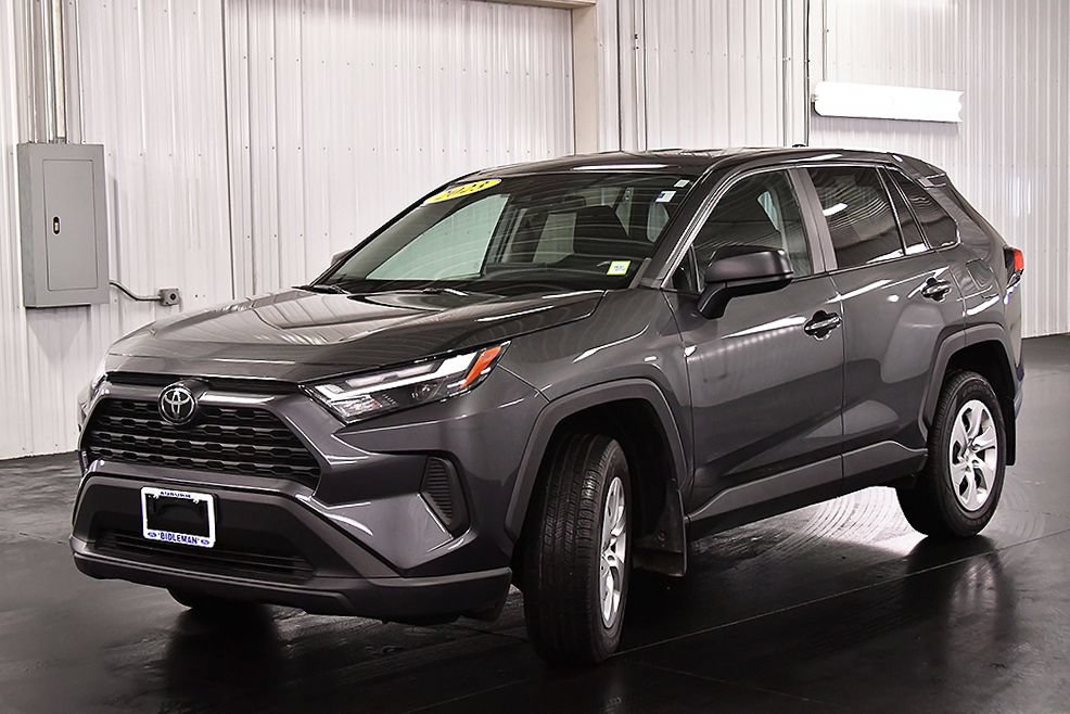 Used 2023 Toyota RAV4 LE AWD/4WD image 3