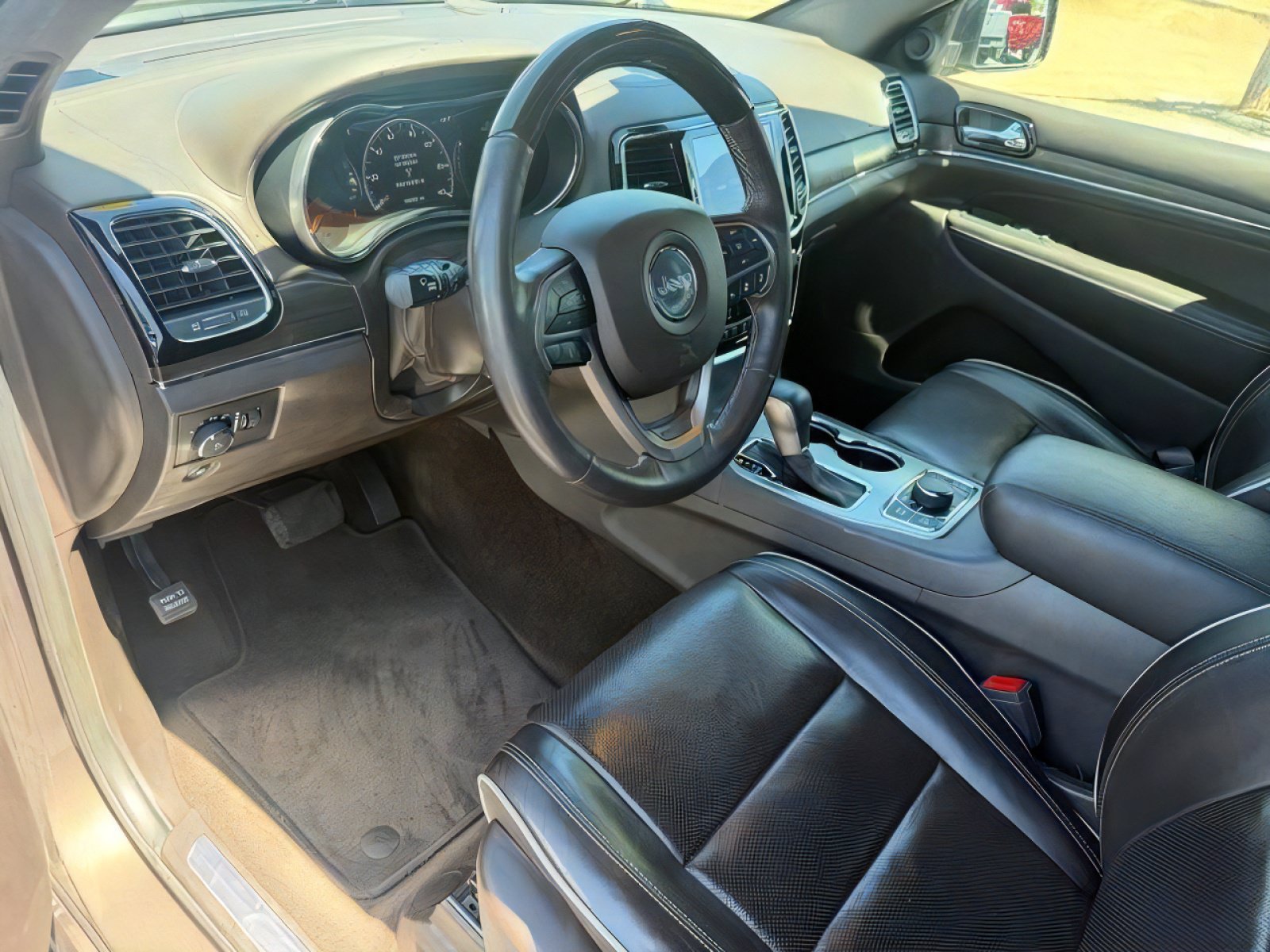 Used 2019 Jeep Grand Cherokee Overland AWD/4WD image 15