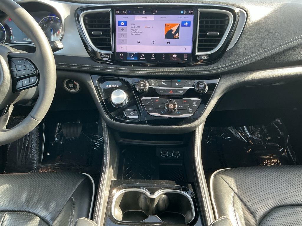 Used 2025 Chrysler Pacifica Limited image 11