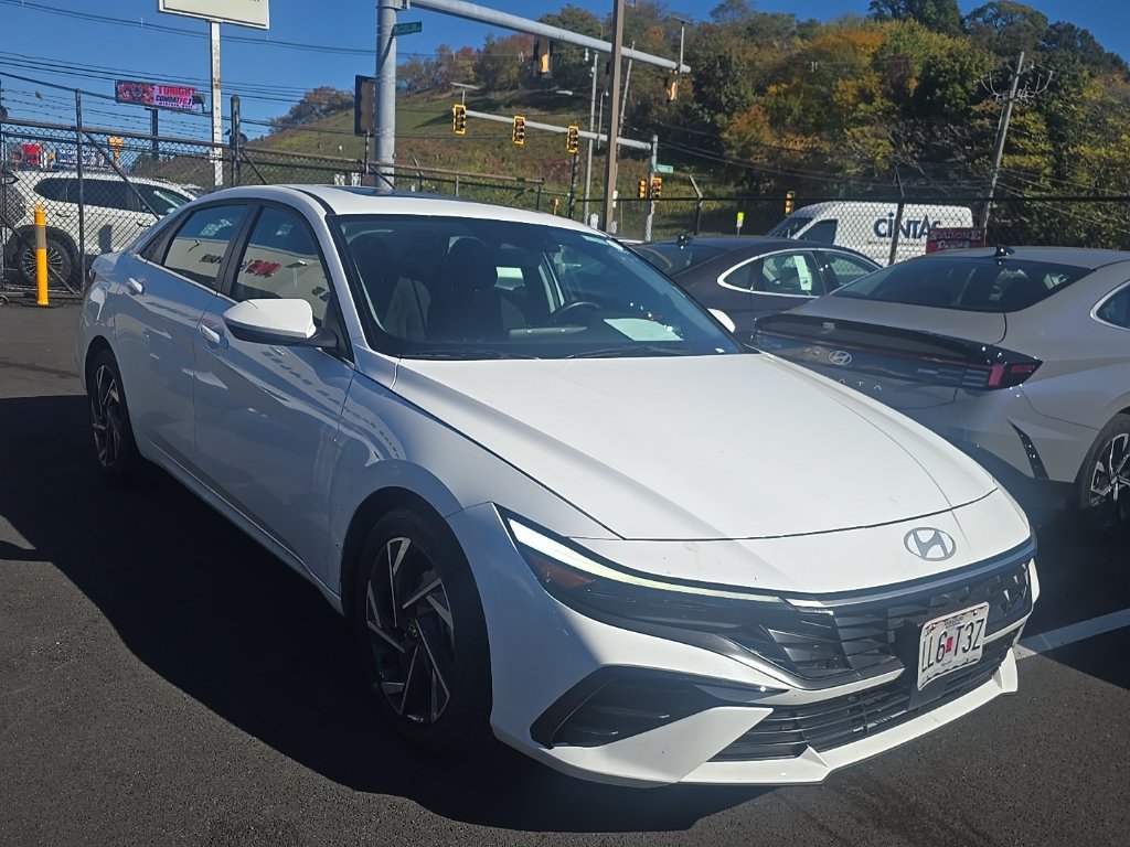 Used 2025 Hyundai Elantra SEL FWD image 2