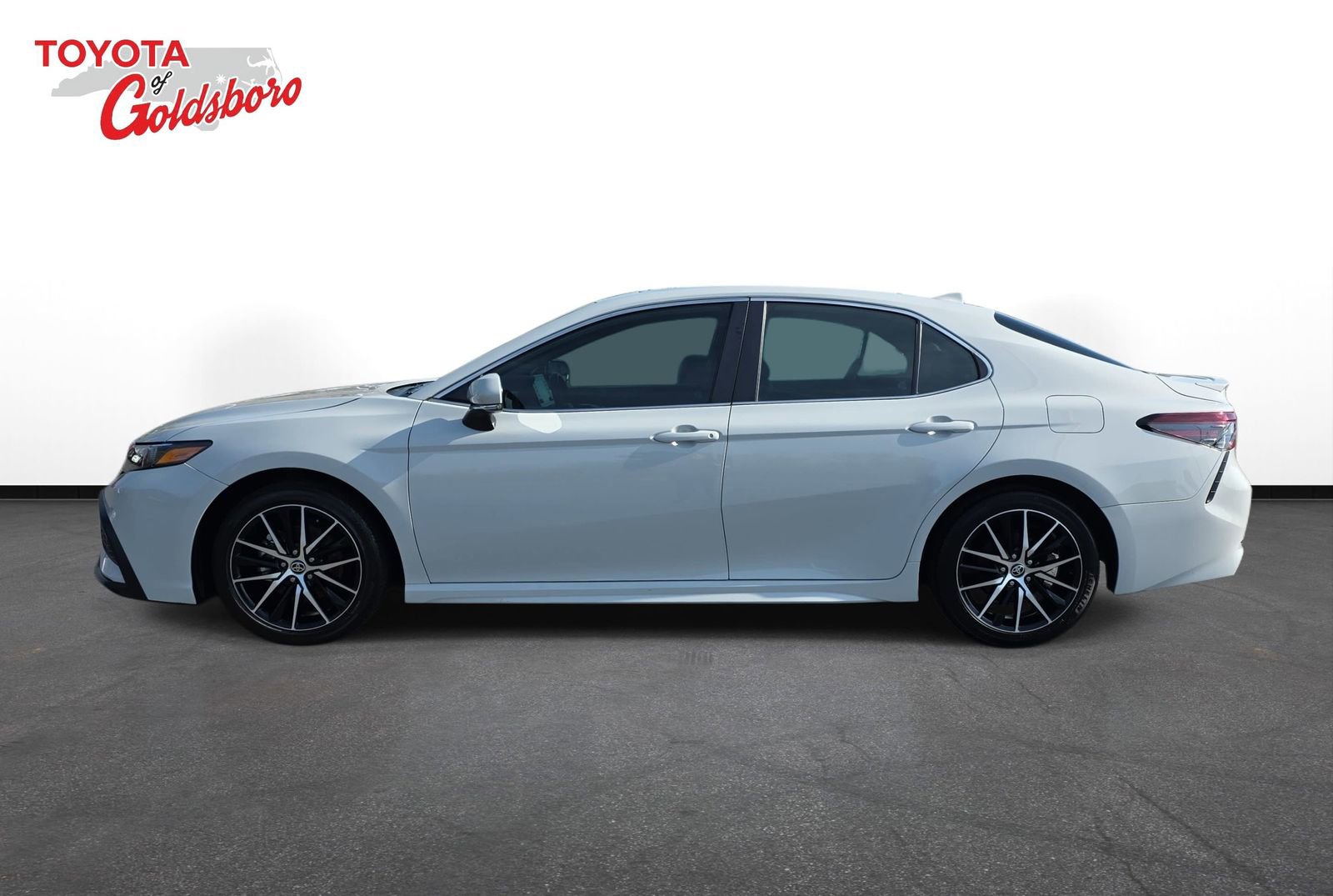 Used 2024 Toyota Camry SE w/ Convenience Package image 8