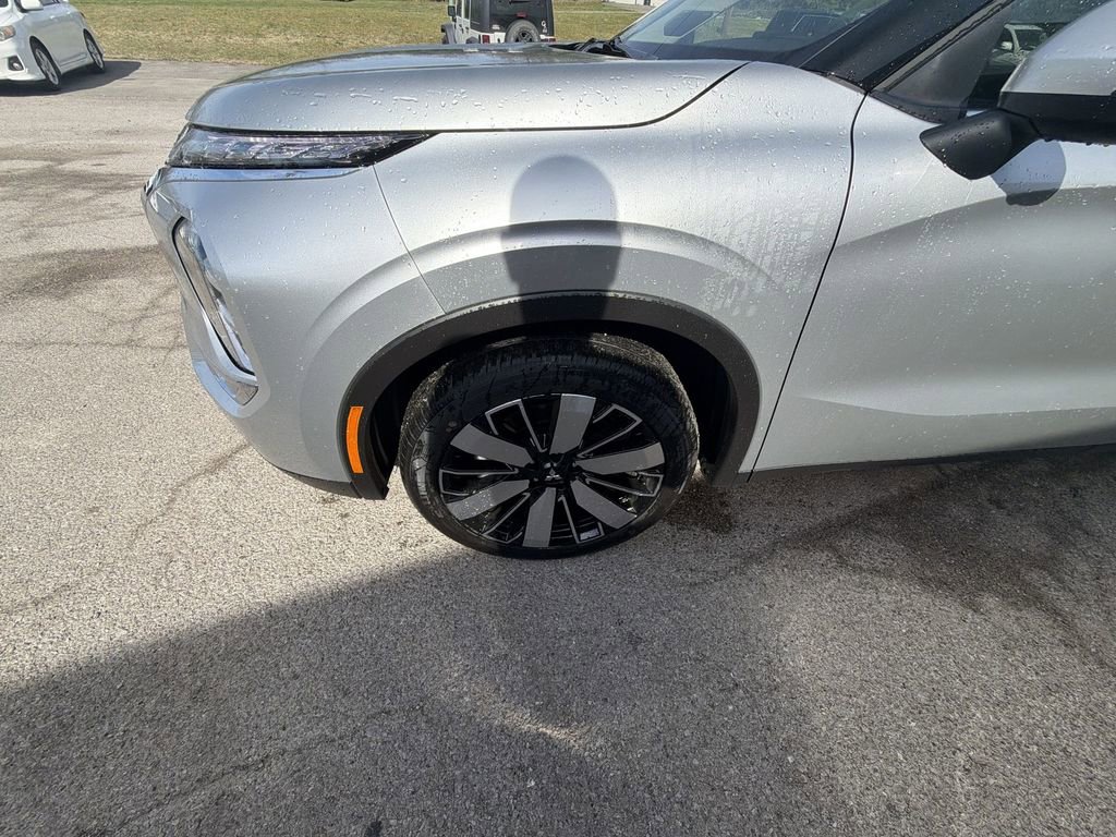 New 2026 Mitsubishi Outlander SE image 10