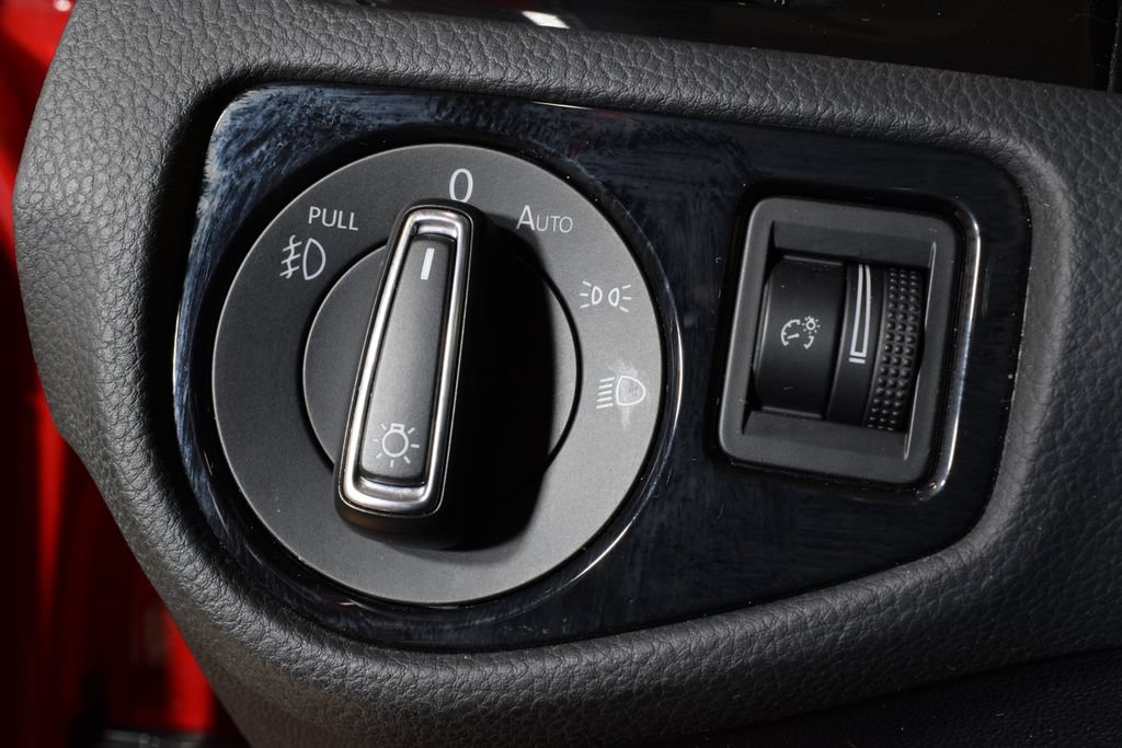 Used 2020 Volkswagen GTI SE FWD image 17