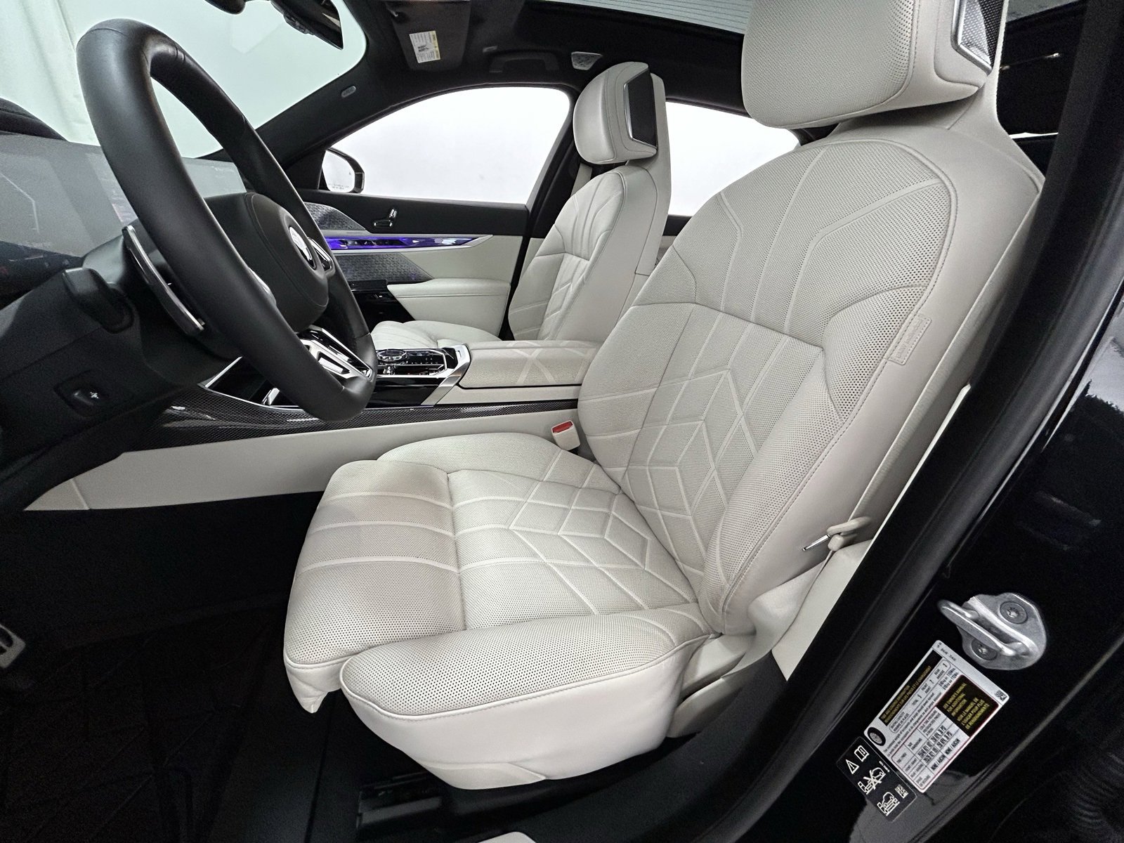 Used 2025 BMW 760i xDrive w/ Premium Package image 28