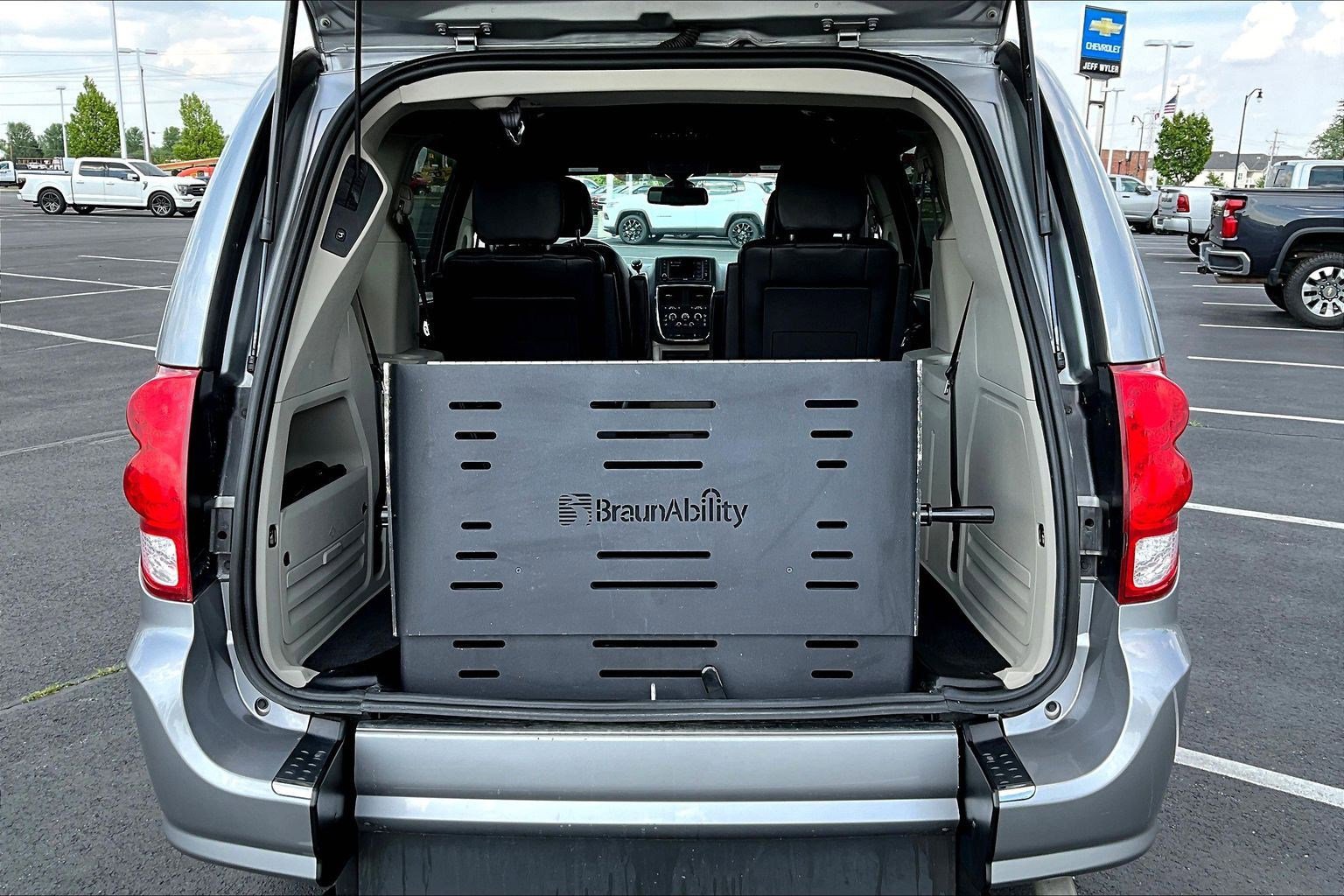 Used 2020 Dodge Grand Caravan SXT FWD image 36