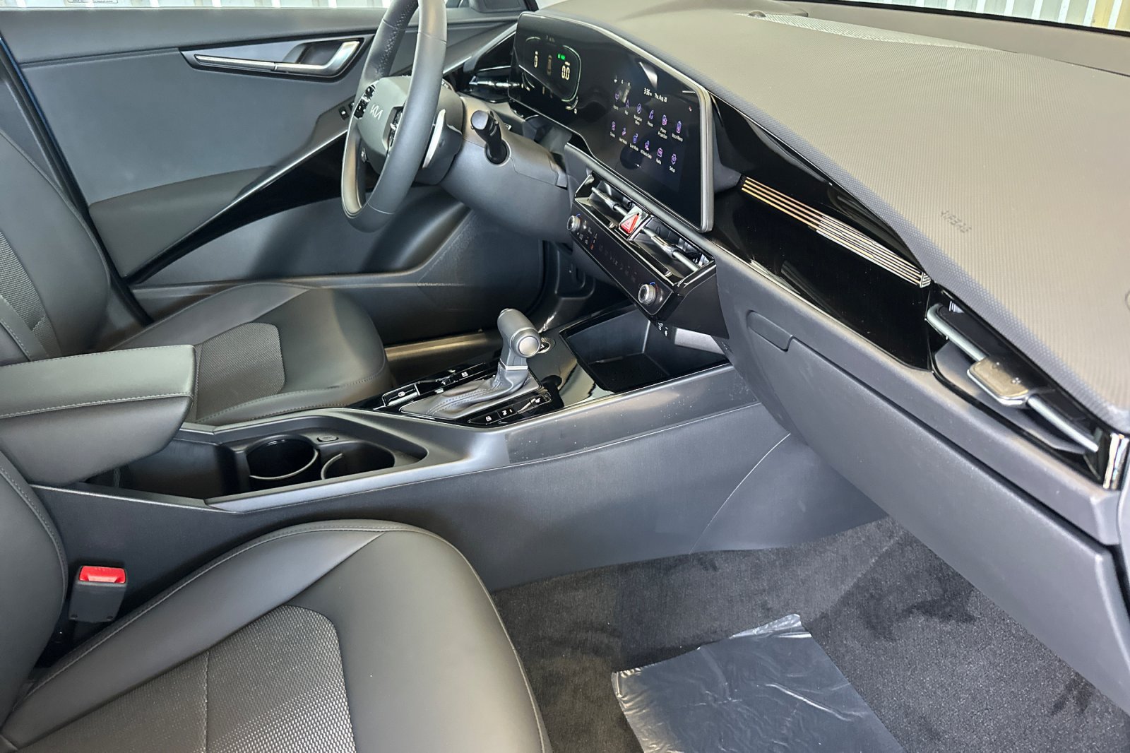 New 2026 Kia Niro EX FWD image 16