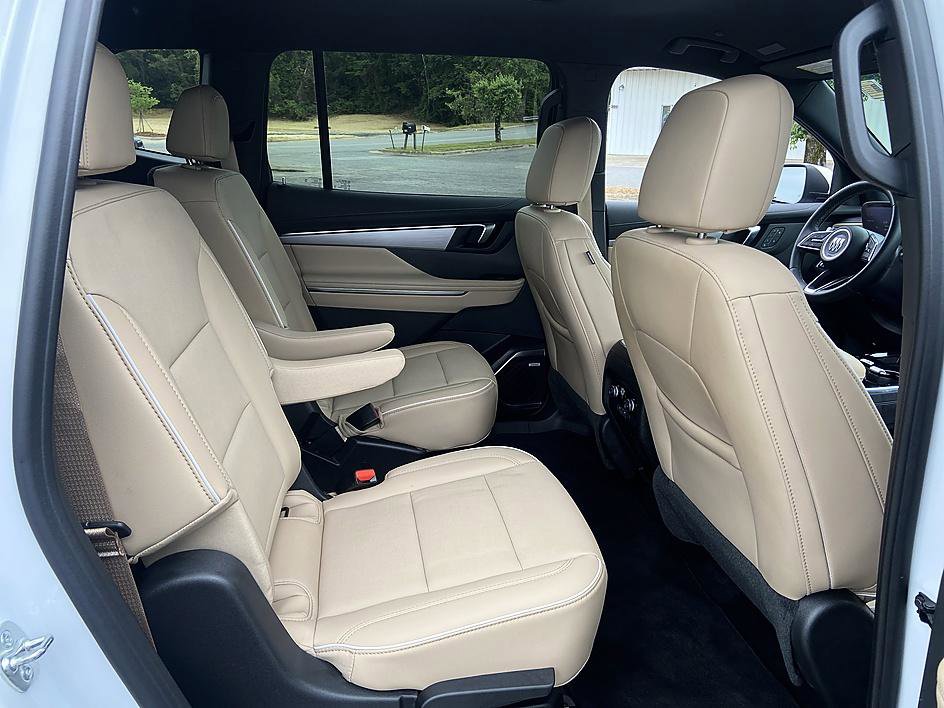 Used 2025 Buick Enclave Preferred w/ Power Package FWD image 18