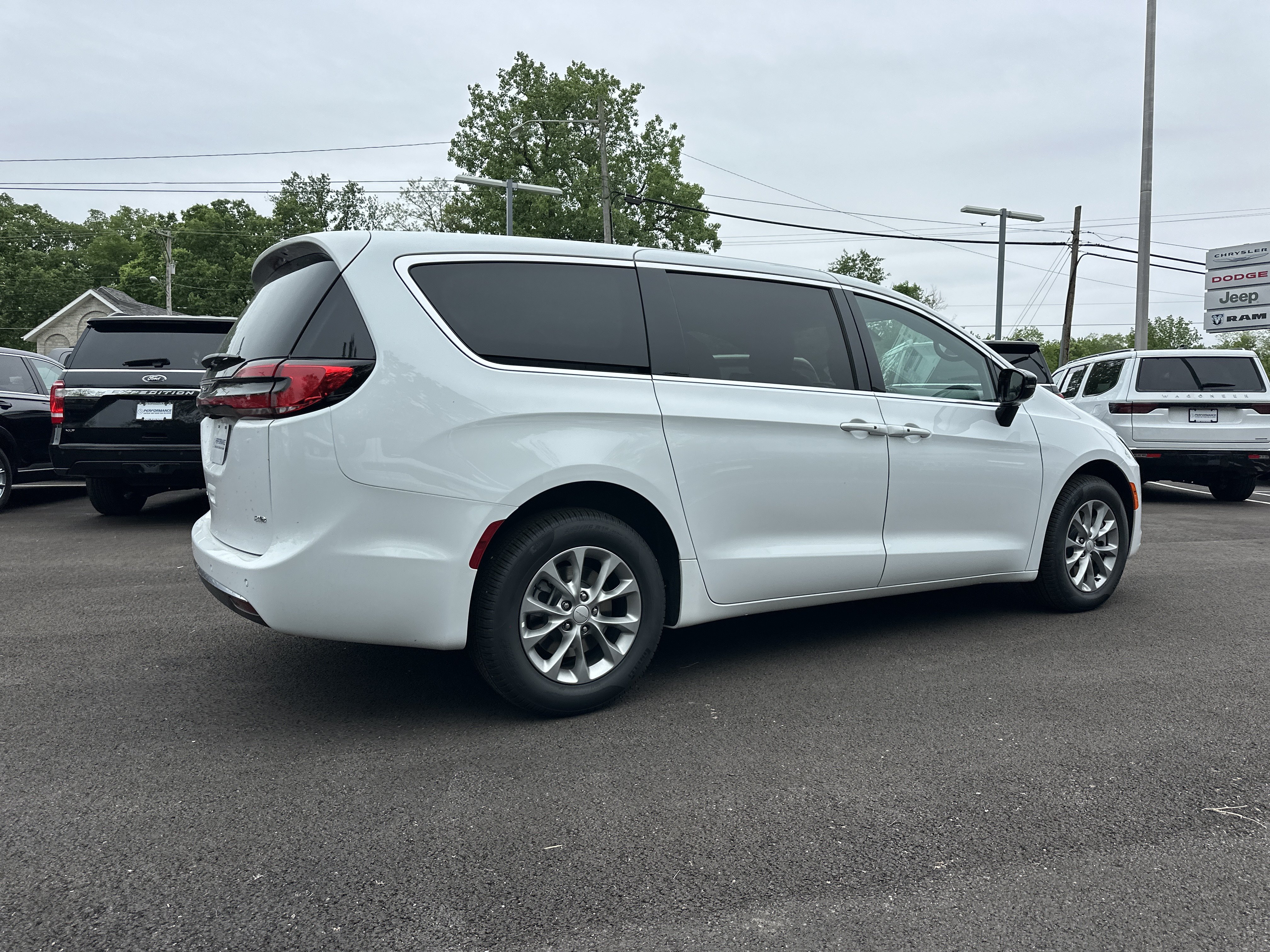 New 2027 Chrysler Pacifica Select AWD/4WD image 16
