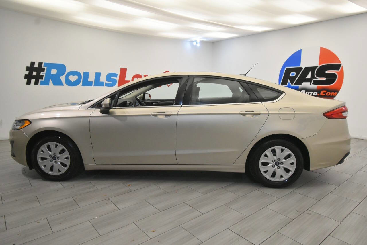 Used 2019 Ford Fusion S image 2