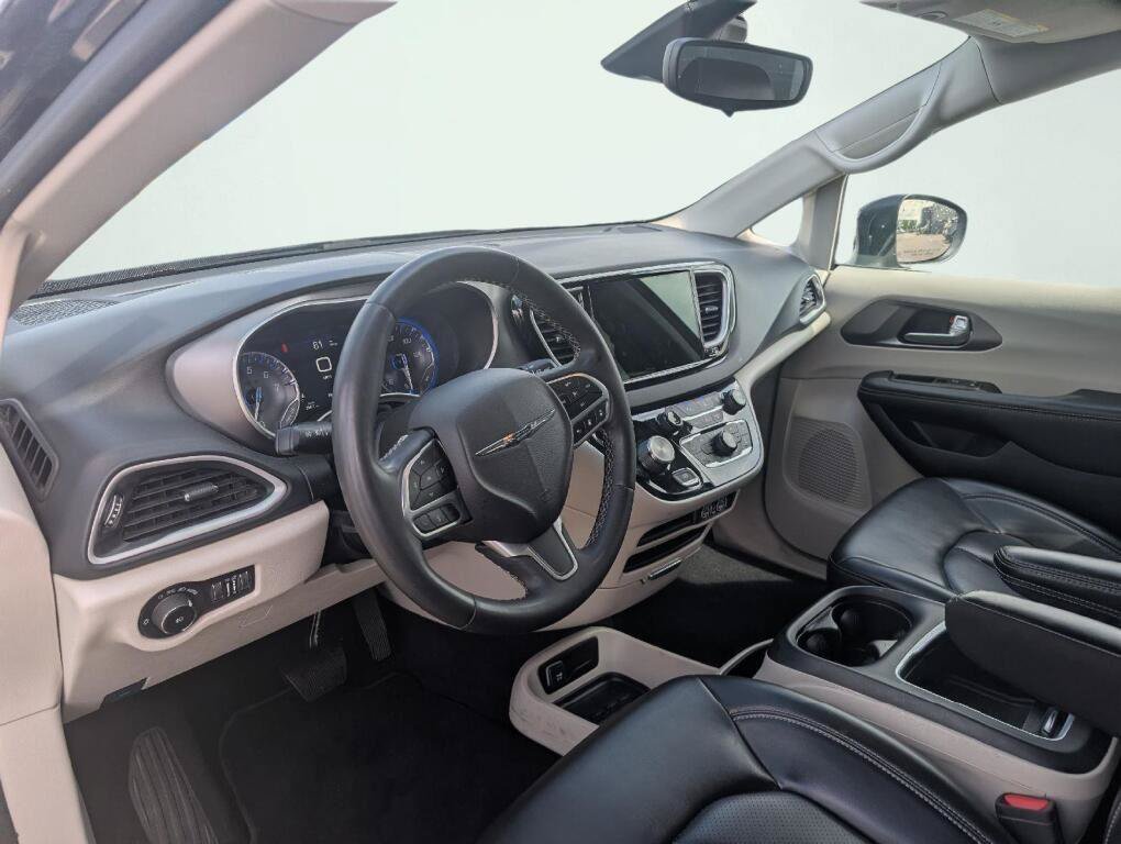 Used 2023 Chrysler Pacifica Touring-L FWD image 14