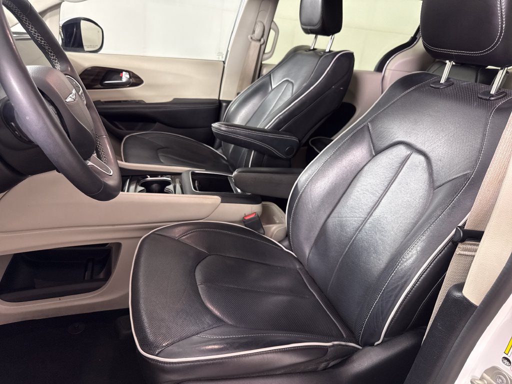 Used 2023 Chrysler Pacifica Limited FWD image 11