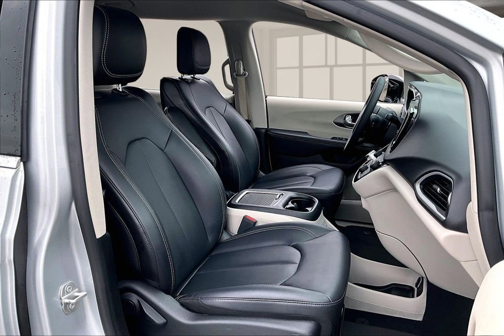Used 2024 Chrysler Pacifica Touring-L image 29