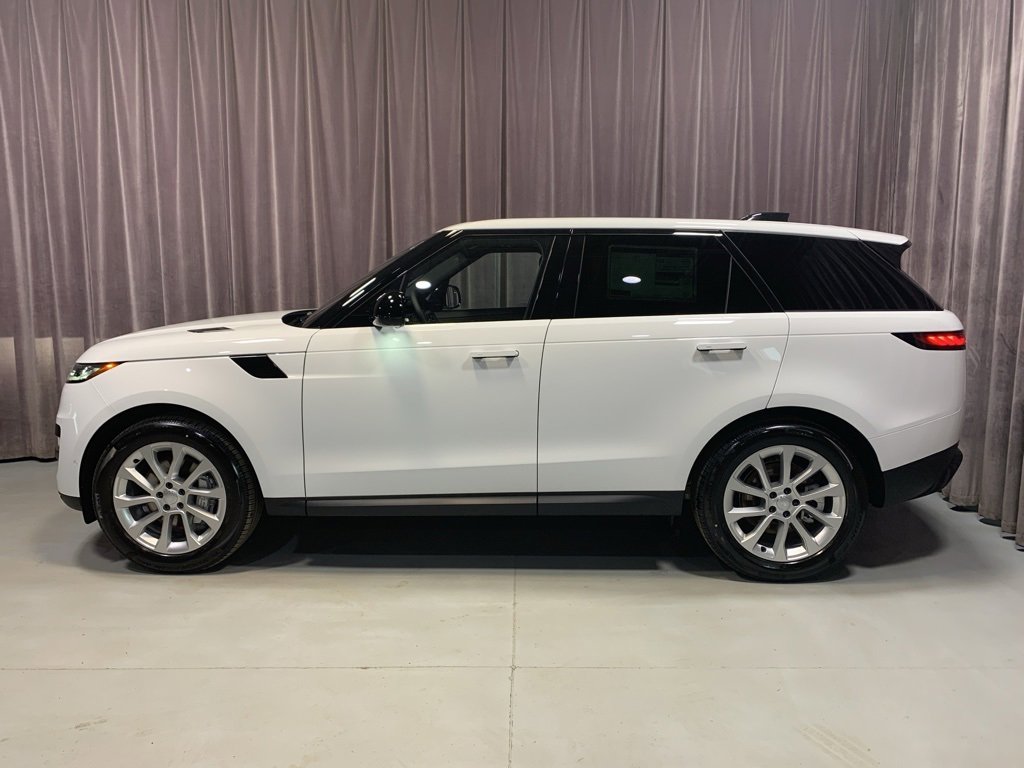 Used 2025 Land Rover Range Rover Sport image 3