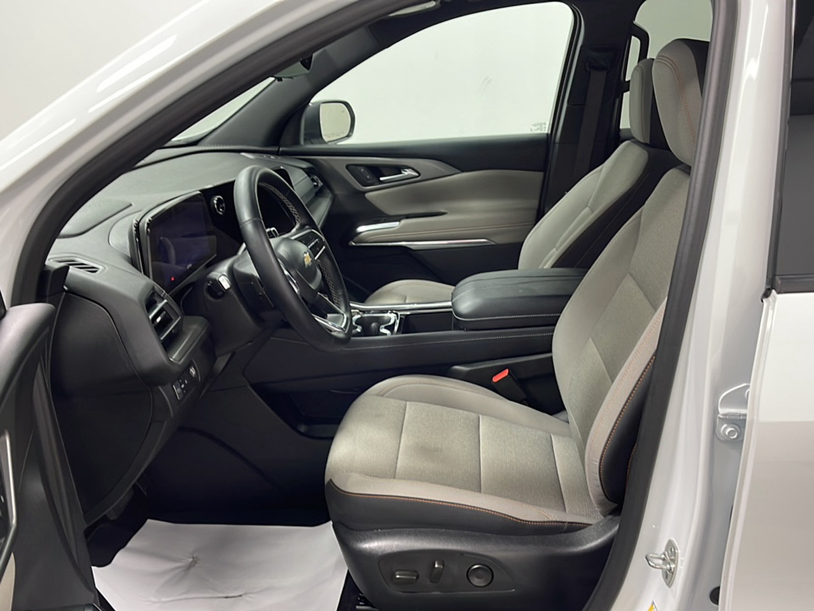 Used 2026 Chevrolet Traverse LT w/ Driver Confidence Package FWD image 2