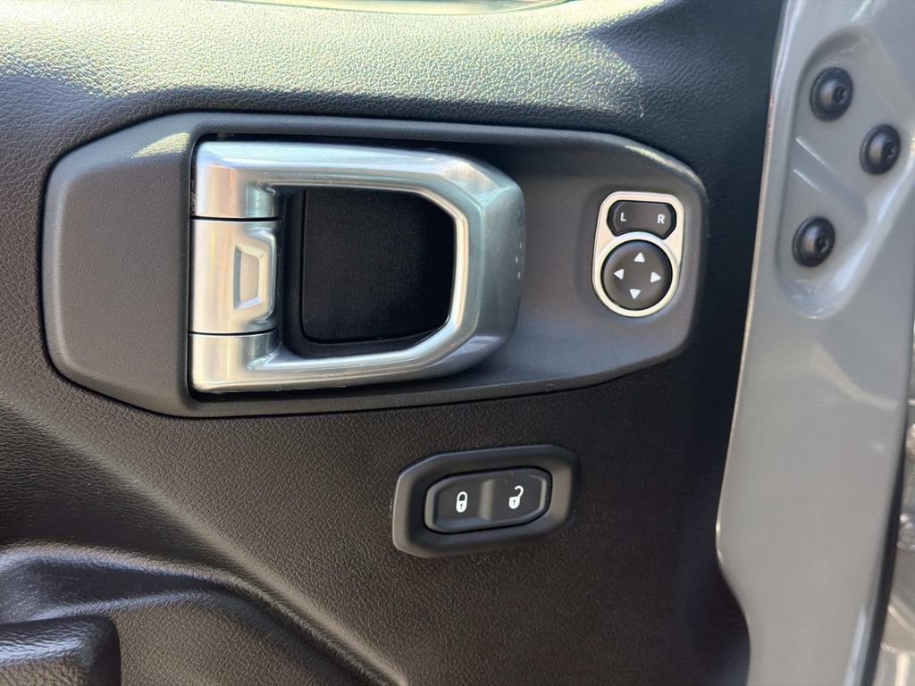 Used 2023 Jeep Wrangler Unlimited Rubicon AWD/4WD image 15