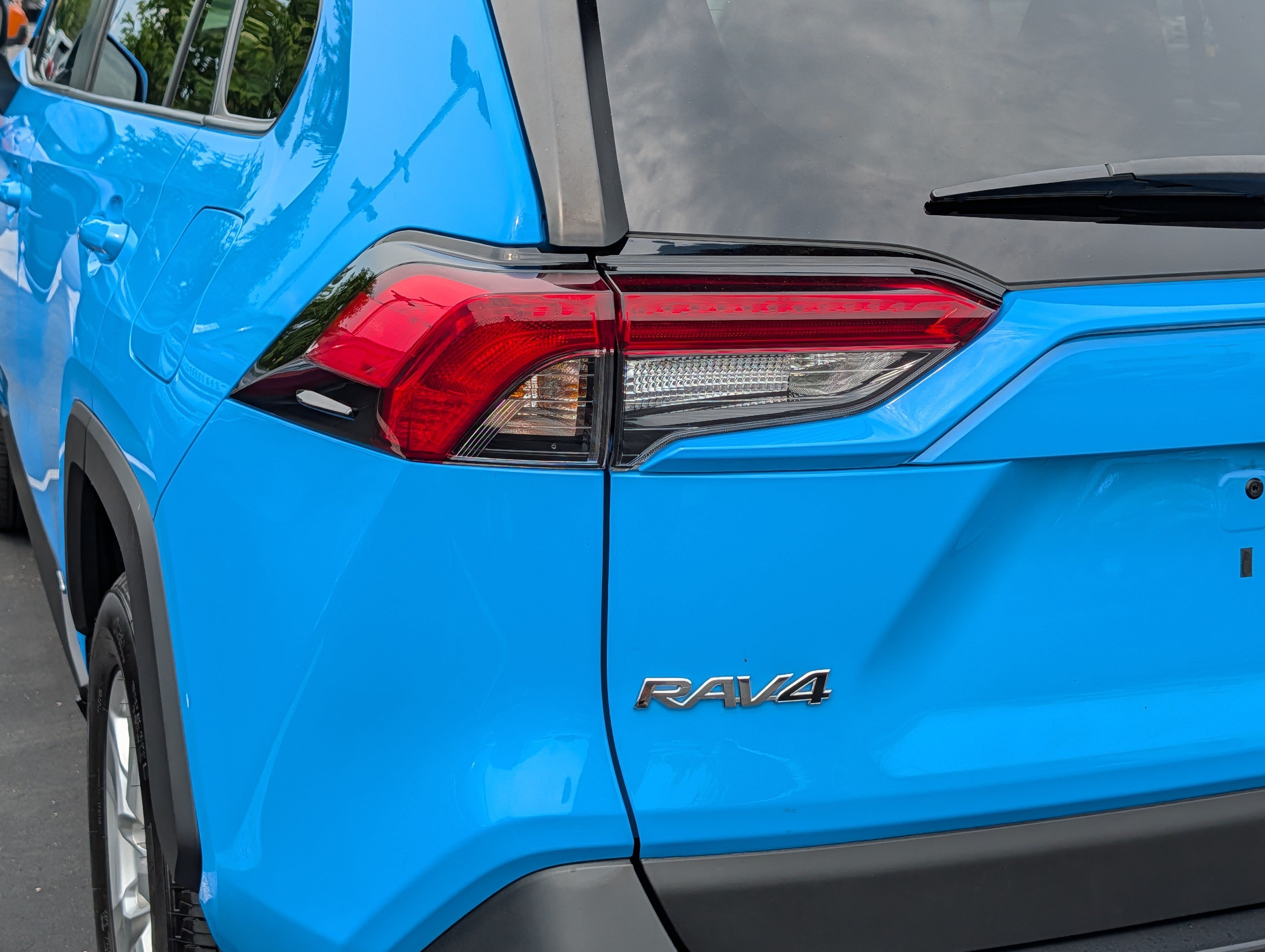 Used 2021 Toyota RAV4 LE AWD/4WD image 17