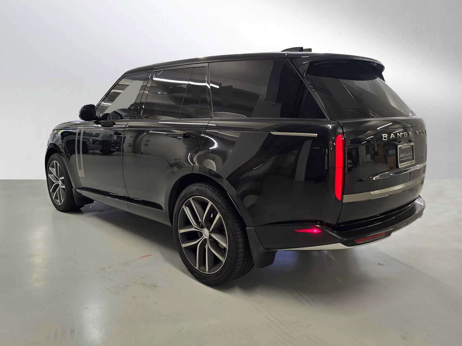 Used 2025 Land Rover Range Rover SE AWD/4WD image 3