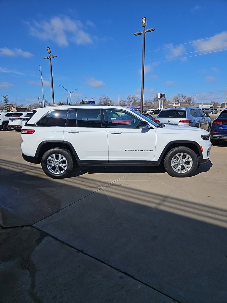 Used 2024 Jeep Grand Cherokee Limited image 4