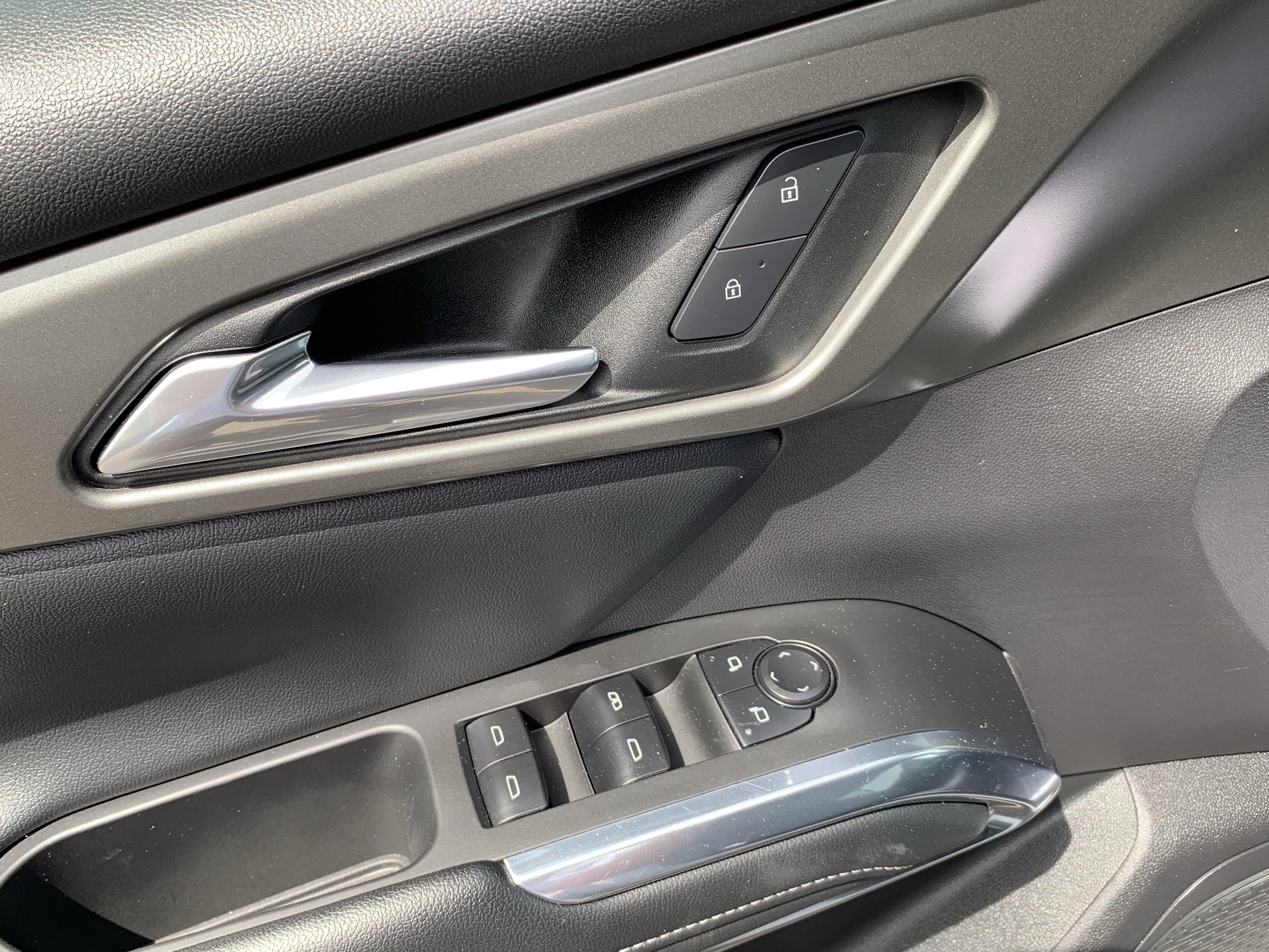 Used 2025 Chevrolet Traverse LT FWD image 19
