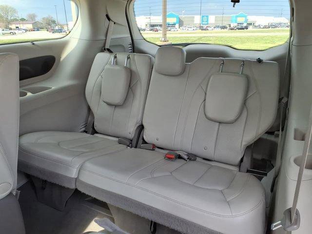 Used 2021 Chrysler Pacifica Touring-L image 18