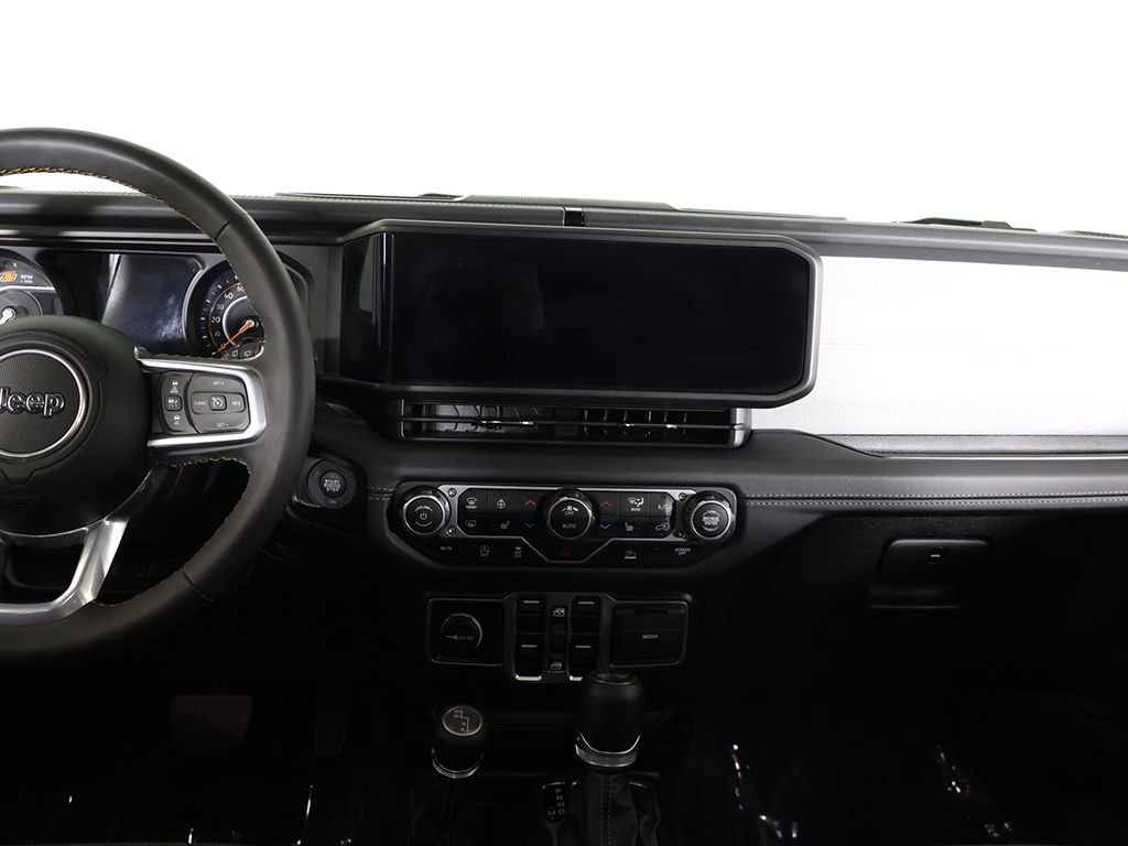 Used 2025 Jeep Wrangler Unlimited Sahara AWD/4WD image 33