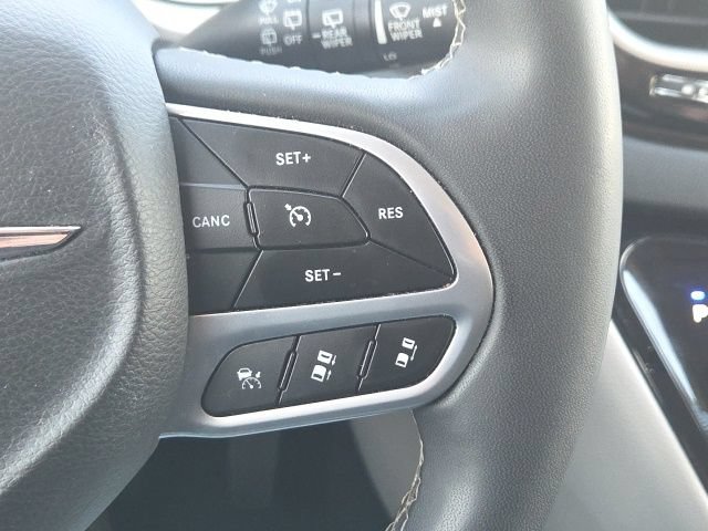 Used 2023 Chrysler Pacifica Touring-L FWD image 42