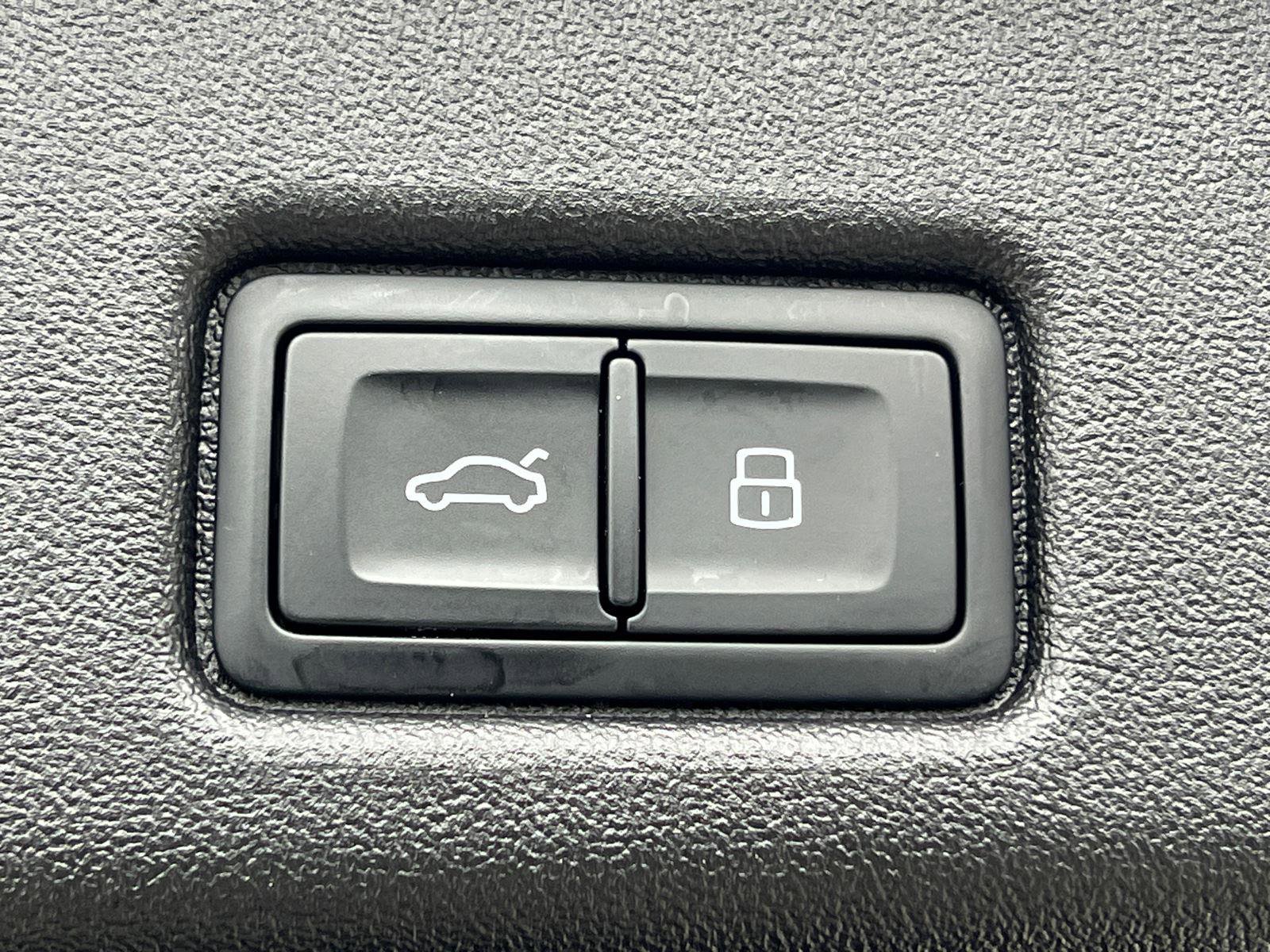 Used 2025 Audi SQ5 Premium Plus w/ Premium Plus Package image 19