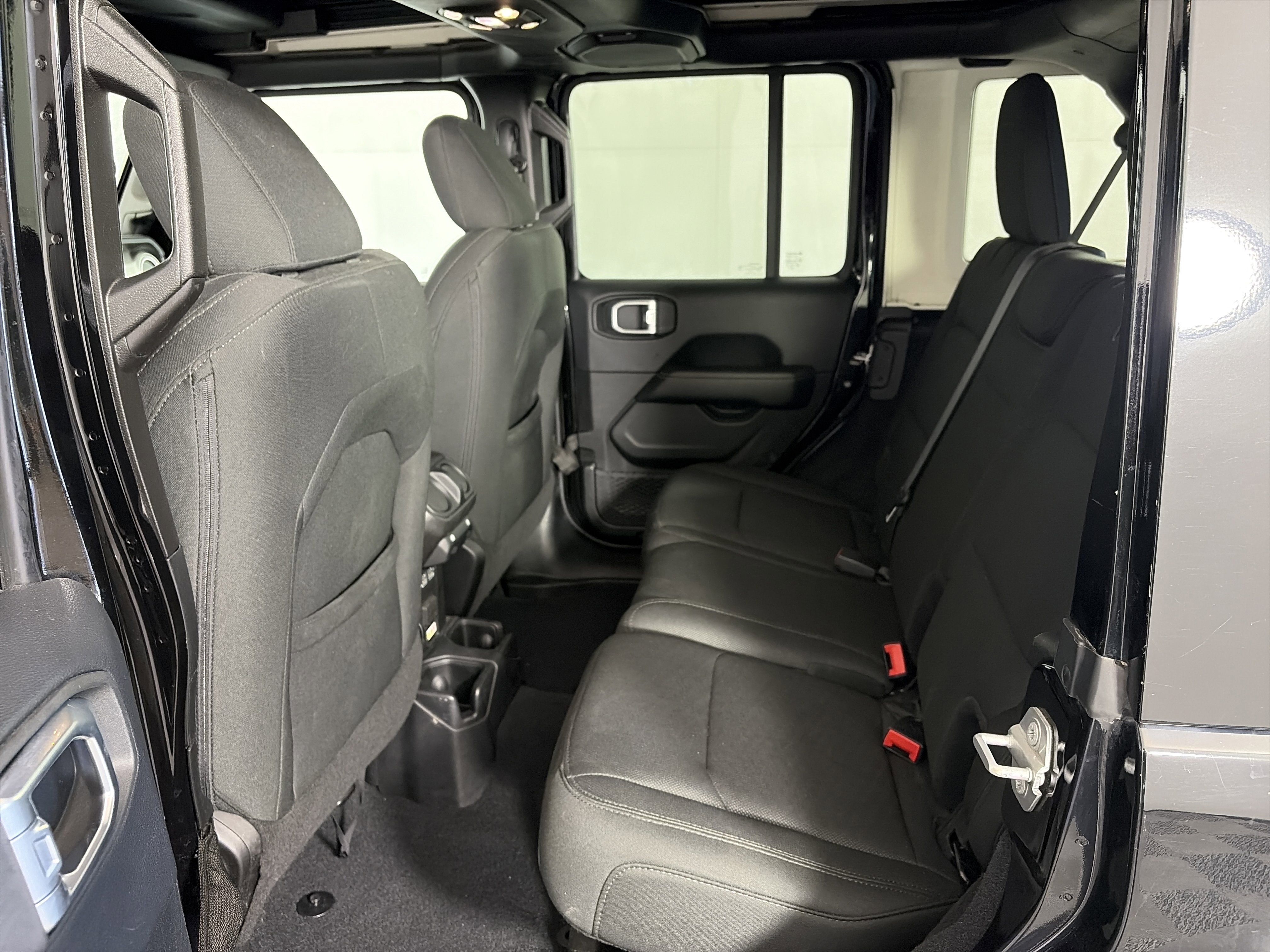 Used 2019 Jeep Wrangler Unlimited Sahara image 7