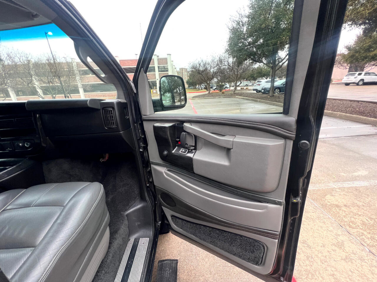 Used 2017 Chevrolet Express 2500 Extended image 24