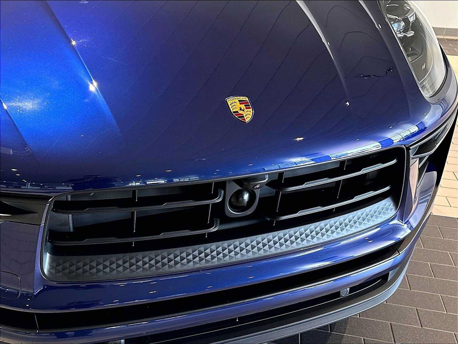 Used 2025 Porsche Macan w/ Smoking Package AWD/4WD image 32