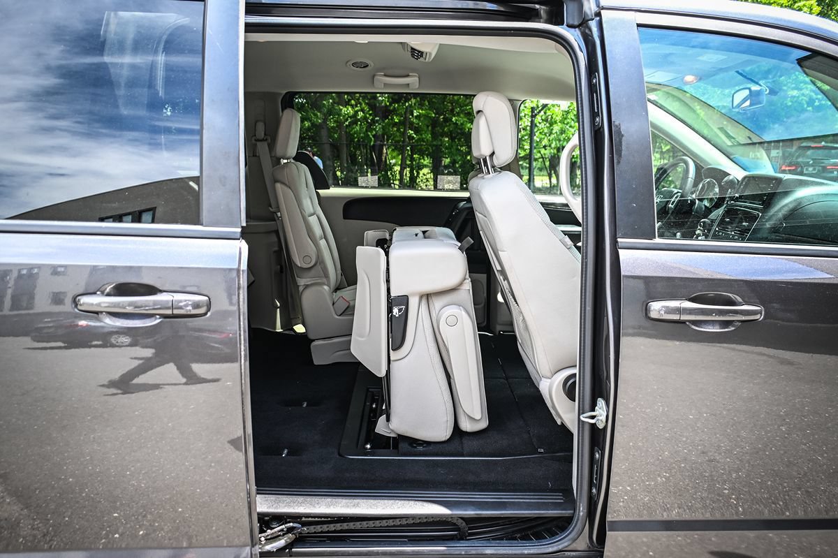 Used 2018 Dodge Grand Caravan SE w/ UConnect Hands-Free Group FWD image 18