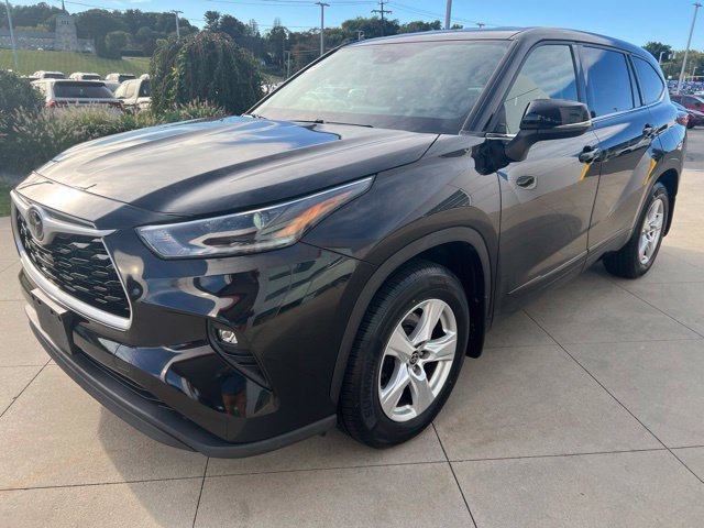 Used 2021 Toyota Highlander LE AWD/4WD image 3