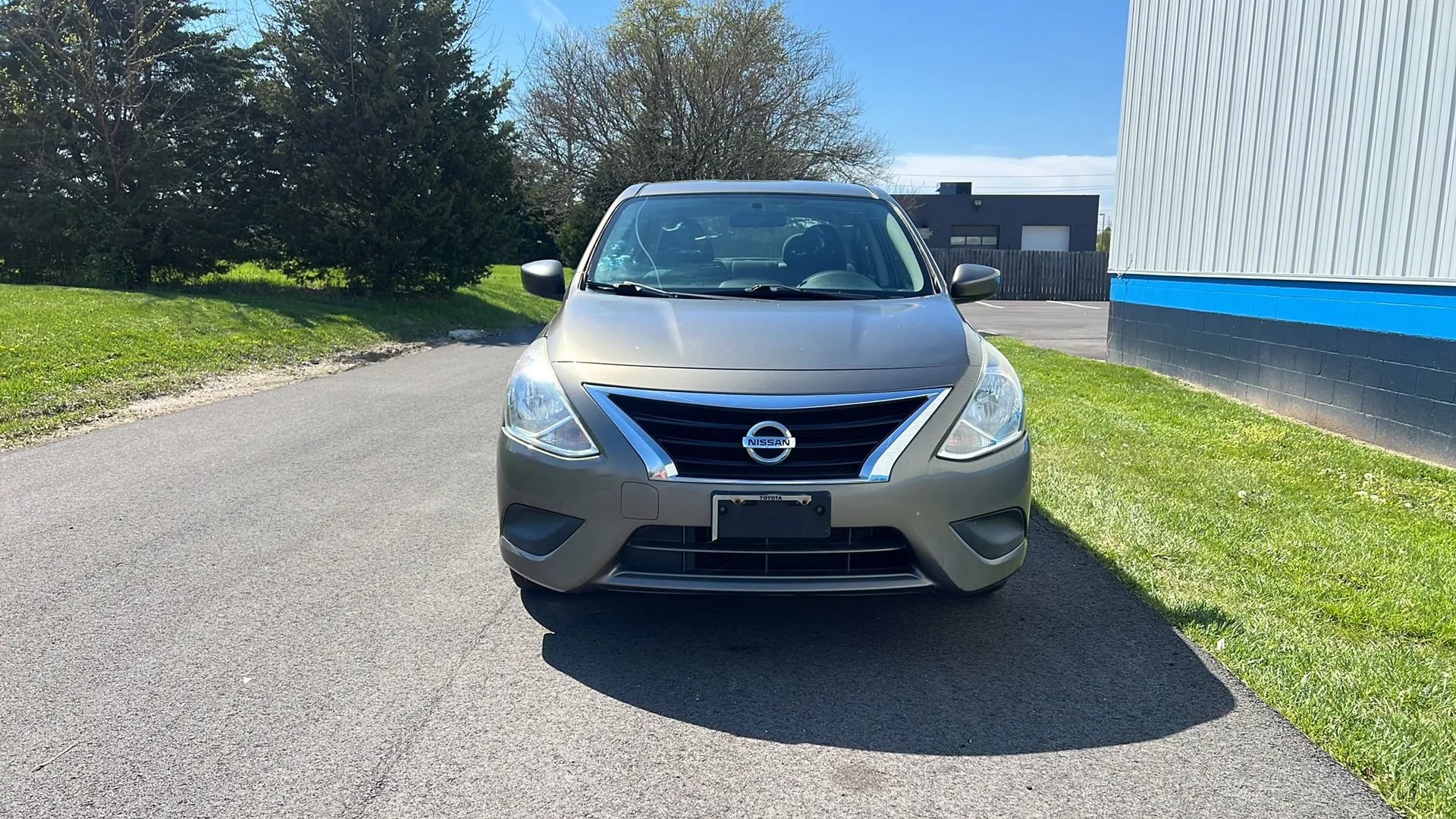 Used 2016 Nissan Versa SV FWD image 2