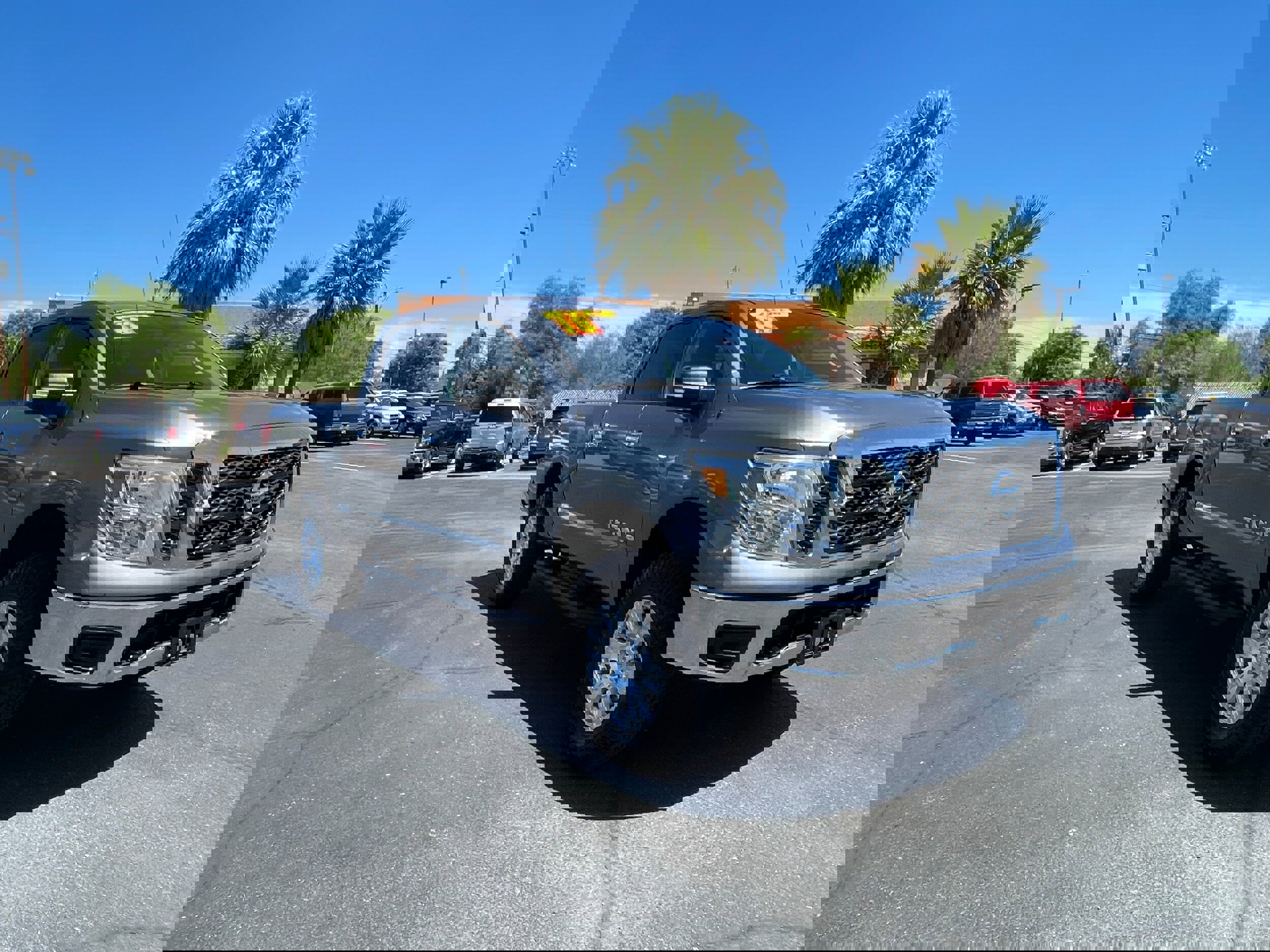 Used 2018 Nissan Titan SV image 7