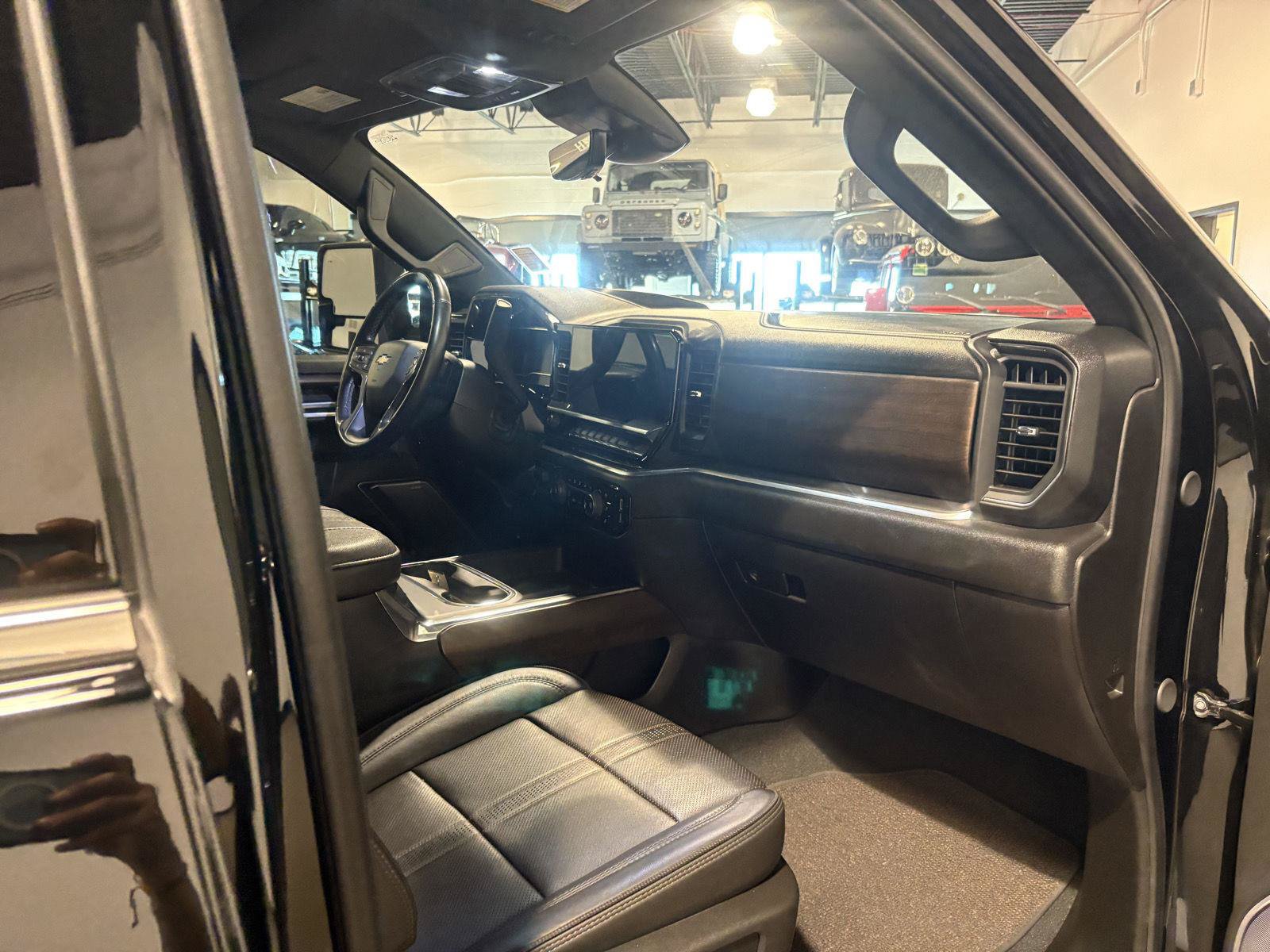 Used 2025 Chevrolet Silverado 2500 High Country w/ High Country Premium Package AWD/4WD image 52