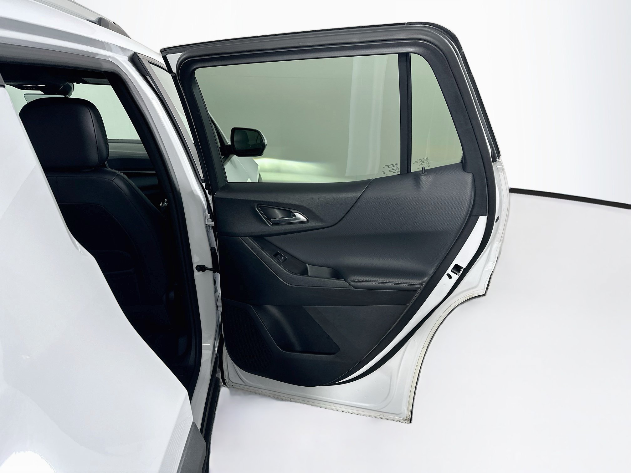 Used 2025 Chevrolet Equinox LT w/ Convenience Package II FWD image 32
