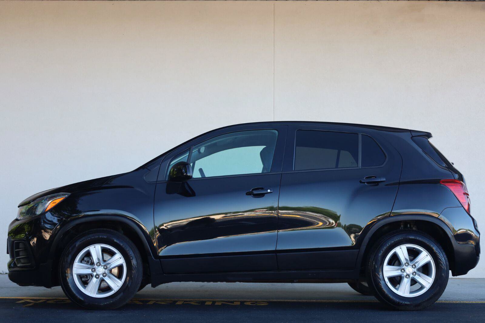 Used 2022 Chevrolet Trax LS w/ Tint and Cruise Package FWD image 3