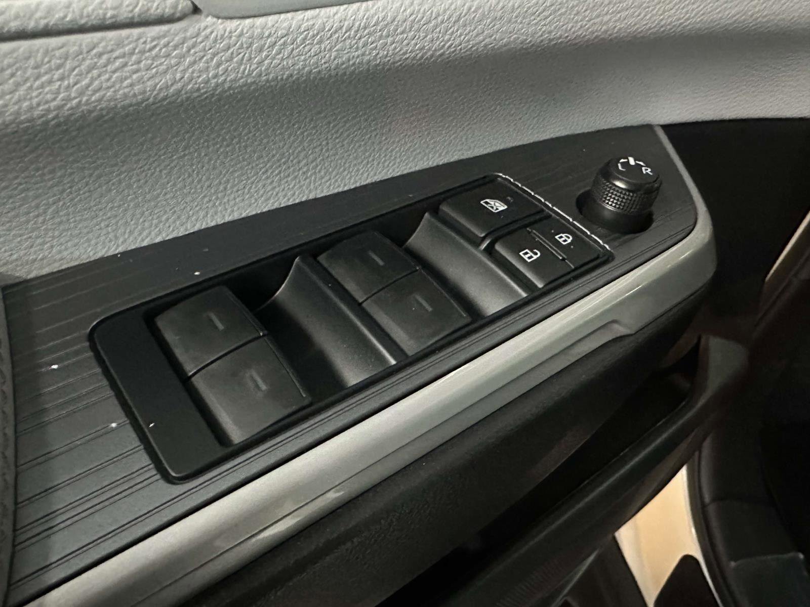 Used 2025 Toyota Sienna LE image 18