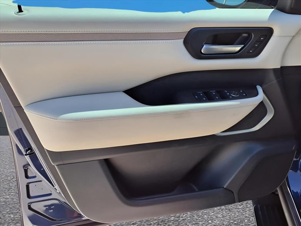 New 2025 Nissan Armada Platinum image 12