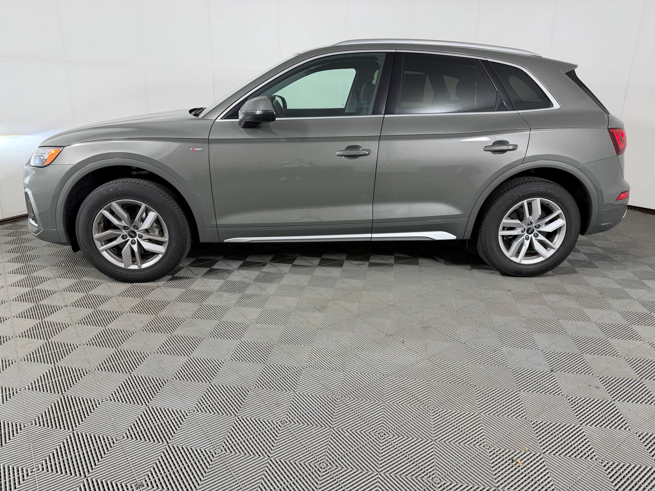 Certified 2023 Audi Q5 2.0T Premium w/ Convenience Package AWD/4WD image 2