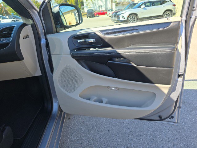 Used 2020 Dodge Grand Caravan SXT image 41