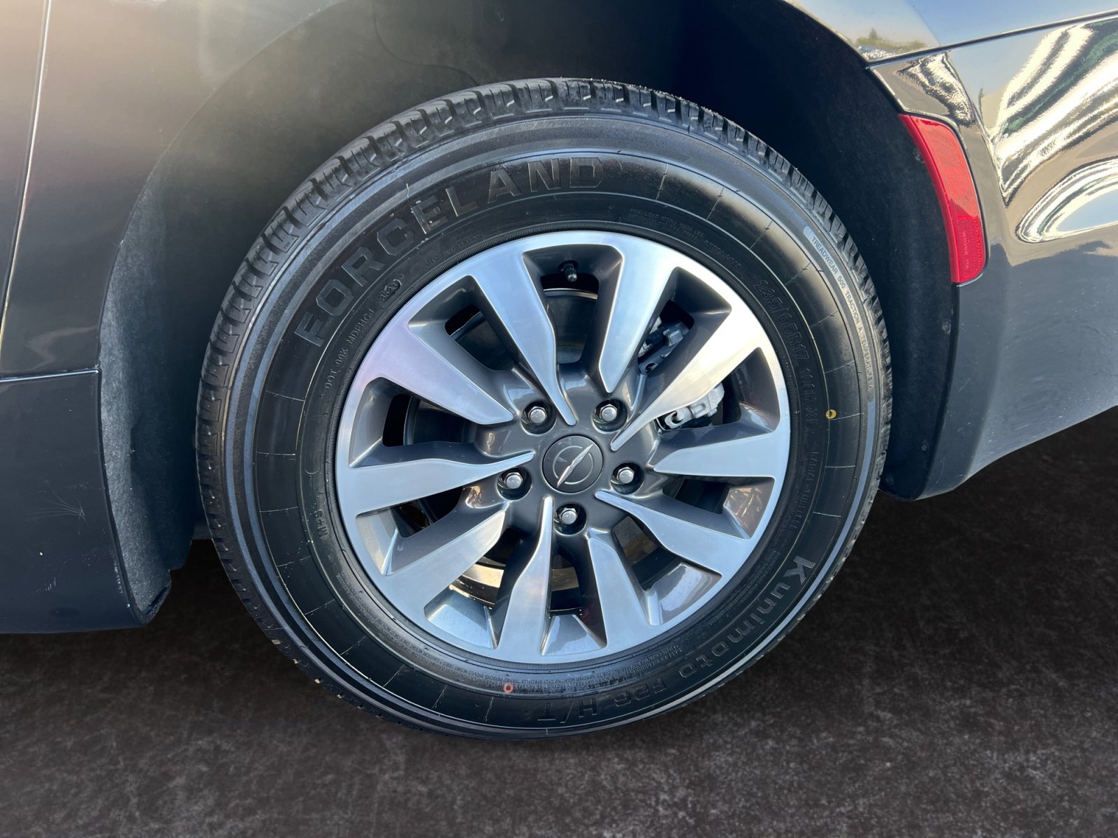 Used 2022 Chrysler Pacifica Limited w/ Uconnect Theater Family Group image 14