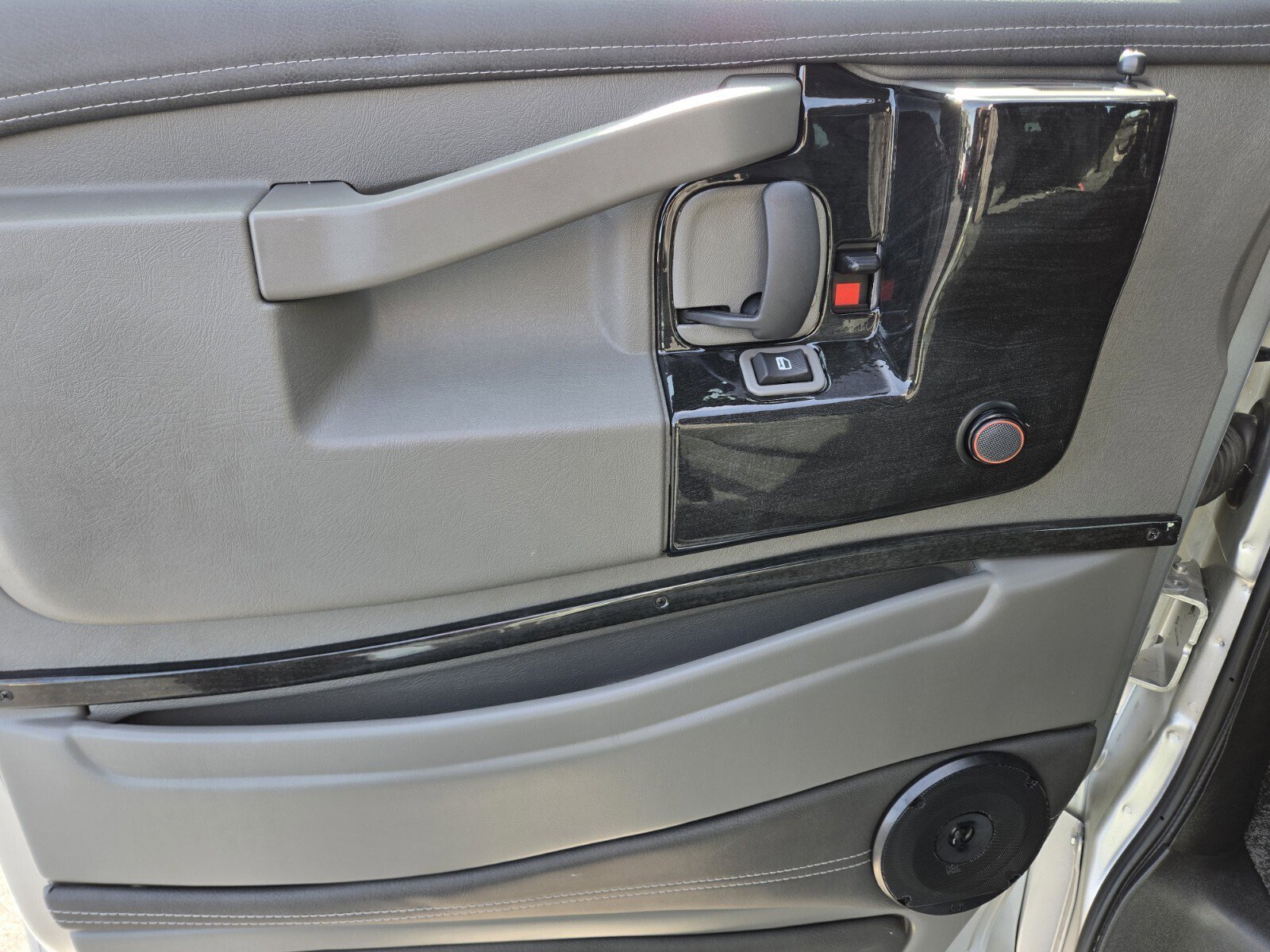 New 2025 Chevrolet Express 2500 Extended image 18